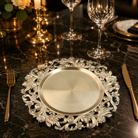 Assiette de présentation vintage de 13 pouces, ronde, ajourée, à motif floral, avec bordure ornée, argentée et dorée, pour mariage et banquet
