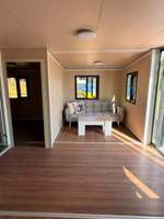 Casa Contenedor Modular Plegable Prefabricada de 2 Dormitorios con Baño en Suite, Estructura de Acero, Techo Inclinado, Transpirable, Impermeable, Terraza, Tienda