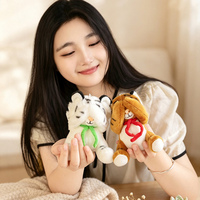 Peluche Tigre Mignon et Timide, Jouet en Peluche Doux avec Écharpe Tricotée pour Enfants, Cadeau, Décoration de Table, Vente en Gros, Personnalisation Prise en Charge