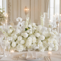 Composition florale populaire pour mariage, roses et hortensias artificiels, chemin de table blanc et rose pour la décoration d'événements et de fêtes