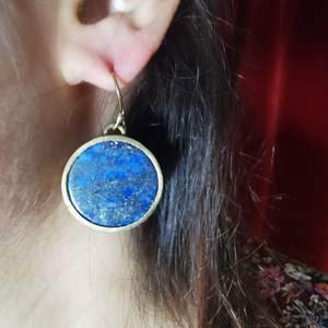 Boucles d'oreilles pendantes rondes en pierres précieuses pour femmes, boucles d'oreilles pendantes en laiton faites à la main avec des pierres naturelles, bijoux de mode en gros - Product Image 4