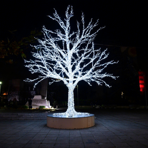 Éclairage personnalisé à motif de sapin de Noël avec structure en fer et détails de guirlandes lumineuses pour grands projets de décoration festive - Product Image 1