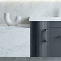 Meuble-lavabo de salle de bain moderne noir mat flottant à cannelures avec miroir rétroéclairé par LED, armoire latérale et porte cannelée, lavabo intégré