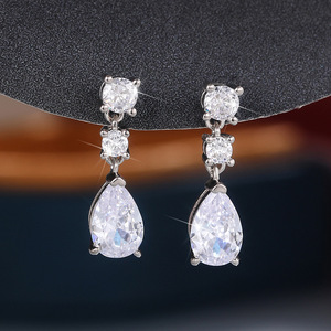 Eleganti Orecchini a Goccia Classici per Fidanzamento da Donna, Gioielli da Sera Nuziali in Rame con Pietre Scintillanti di Lusso Leggero - Product Image 3