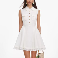 Robe mini sans manches blanche haut de gamme pour femme, nouvelle collection été, élégante, style preppy, avec empiècements en dentelle, coupe trapèze, poches et boutons, idéale pour le quotidien, taille XS, qui flattere la silhouette.