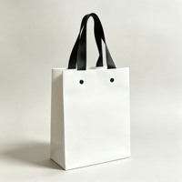 Sac cadeau en papier blanc de luxe avec poignées en tissu noir et rivets métalliques, sac de shopping personnalisé pour bijoux et cosmétiques