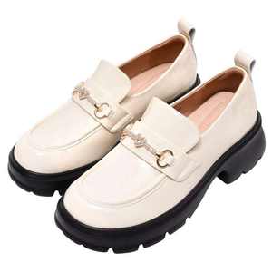 Mocasines de Plataforma Gruesa con Tacón Acolchado y Forro, de Charol Beige, Sin Cordones - Product Image 3