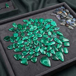 Pierres précieuses en malachite naturelle polie, taille ovale et taille poire, vertes, forme irrégulière, jeu de couleurs décoratif, plusieurs pièces - Product Image 6