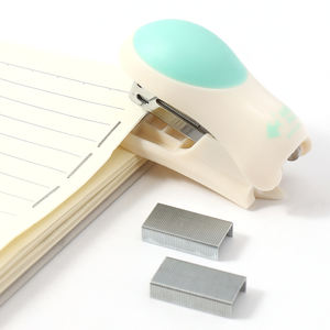 Ensemble de mini agrafeuses manuelles de haute qualité <span class=keywords><strong>Agrafe</strong></span> en métal Papeterie pour l'école, le bureau <span class=keywords><strong>ou</strong></span> la maison - Product Image 2