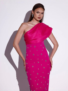 Vestido de noche de alta gama europeo y americano en stock, con un solo hombro y adornos de diamantes de imitación. - Product Image 3