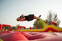 Parc gonflable à thème ninja excitant, parc d'attractions gonflable avec trampolines, aire de jeux gonflable avec parcours d'obstacles