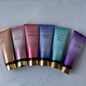 Lozione Corpo Profumata Agua Kiss Velnet Petels Love Spell Romance, Fragranza Femminile di Marca Victoria Secret - Product Image 3