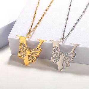 สร้อยคอจี้ตัวอักษรพร้อมจี้รูปผีเสื้อสีทองแบบกำหนดเองได้ - Product Image 3