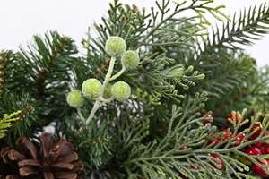 Venta al por Mayor de Coronas Navideñas de Bayas Rojas Artificiales Pinecorn para Puerta Principal - Product Image 4