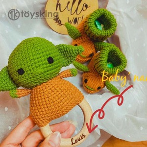 Bambola Sonaglio all'Uncinetto Baby <span class=keywords><strong>Yoda</strong></span> - Giocattolo Sensoriale Fatto a Mano Ispirato al Bambino con Campanellino Delicato, Regalo per Neonato e Baby Shower - Product Image 2