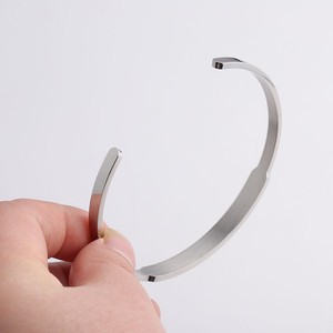 Các Nhà Sản Xuất Biểu Tượng Tùy Chỉnh Đồ Trang Sức Thép Không Gỉ C-Hình <span class=keywords><strong>Bangle</strong></span> Vòng Đeo Tay Khoảng Trống Khắc Trung Rộng Bóng 6Mm Mở Vòng Đeo Tay - Product Image 3