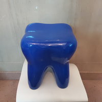 Ensemble de meubles pour salle d'attente, chaise en fibre de verre en forme de dent de dessin animé pour la décoration de clinique dentaire