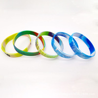 Bracelets promotionnels en silicone de couleur marbre personnalisables Bracelets en caoutchouc segmentés arc-en-ciel