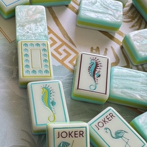 Juego de Fichas de Mahjong Perladas Azul Claro con Ilustración de Caballito de Mar, Fichas de Mahjong Acrílicas Americanas Personalizadas - Product Image 1