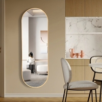 Miroir mural ovale avec cadre en aluminium doré opulent ornement de salon maison réflexion complète du corps pour un habillage gracieux et élégant.