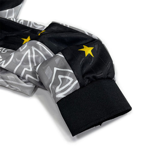 เสื้อฟุตบอลลายทางคลาสสิคแบบสั่งทำ ผ้าโพลีเอสเตอร์ พิมพ์ลาย ระบายอากาศได้ดี ทรงบ็อกซี่ โอเวอร์ไซส์ - Product Image 6