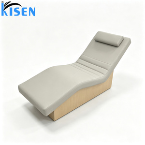 Le fauteuil lounge Kisen, luxueux et confortable, présente un design ondulé élégant et moderne et est doté d'une base en bois. - Product Image 3
