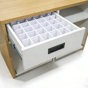 Organizador de Exhibición de Madera Barnizada Independiente para Tiendas de Ropa - Resistente al Agua, Fácil de Montar, Estantes Personalizables - Product Image 4