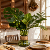 Vase de table moderne et contemporain en cristal de verre vert géométrique soufflé à la main, décoration d'intérieur, arrangement floral