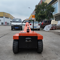 Tracteur électrique industriel à structure robuste pour applications de remorquage multi-remorques dans les parcs logistiques