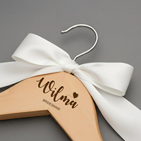 Cintre à robe de mariée personnalisé avec nom et date, cintre pour robe de mariée pour la photographie de mariage, cintres en bois gravés sur mesure