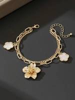 Cheville tendance en alliage d'or avec breloque fleur en résine et double chaîne maille trombone, bijou de pied pour femme, idéal pour les occasions festives