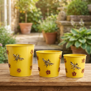 Ensemble de pots de fleurs décoratifs en métal jaune avec motif floral en relief, finition durable, parfait pour la décoration intérieure et extérieure - Product Image 1