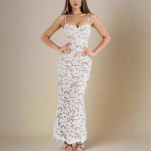 Vestido de noche largo elegante estilo europeo americano, blanco, con cuello halter, cordones, diseño entallado y capas transparentes. - Product Image 1