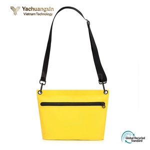 Sac bandoulière en nylon imperméable avec fermeture éclair pour le camping et les activités de plein air toutes saisons, noir - Product Image 3