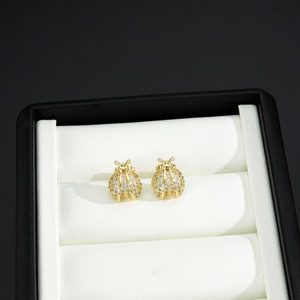 Pendientes de tuerca de circonita chapados en oro de cobre para mujer, joyería de moda al por mayor, de lujo, con circonitas cúbicas en forma de corazón, triángulo, redondo y estrella. - Product Image 2