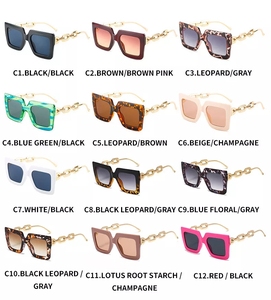 <span class=keywords><strong>Lunettes</strong></span> <span class=keywords><strong>de</strong></span> <span class=keywords><strong>soleil</strong></span> carrées roses <span class=keywords><strong>de</strong></span> luxe haute qualité avec chaîne dorée, protection UV400, pour <span class=keywords><strong>femme</strong></span>, idéales pour les soirées et le streetwear - Product Image 5