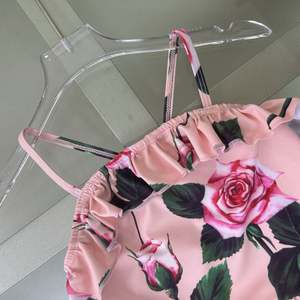 Nouvelle Collection Maillots de Bain Enfant : Maillot de Bain Une Pièce à Volants de Luxe pour Fille, Marque de Créateur Renommée, Maillot de Bain Familial de Marque Célèbre - Product Image 4