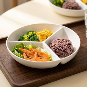 Plato de plástico de tres compartimentos, blanco, dividido, para porcionar y servir comida, uso doméstico. - Product Image 3