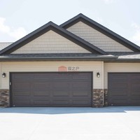 Porte de garage sectionnelle en aluminium à grain de bois personnalisé avec petits fenêtres transparentes, porte de villa automatique certifiée CE