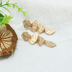 Pendientes Geométricos Tipo Huggie, Chapados en Oro, Aleación con Imitación de Perla, Estilo Bohemia para Mujer, Joyería de Moda - Product Image 3