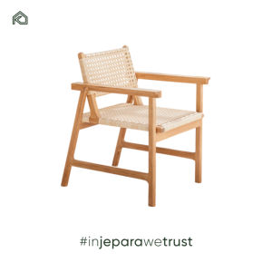 Chaise Ruri, une chaise minimaliste en teck conçue pour la durabilité, le confort et une élégance sans effort dans tous les espaces de repas ou de séjour. - Product Image 1