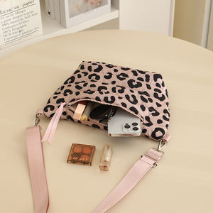 Sac banane matelassé léopard rose en nylon léger avec sangle réglable et poche avant zippée, sac à bandoulière décontracté pour le quotidien - Product Image 4