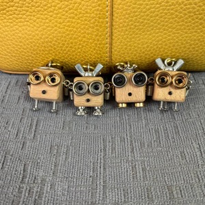 กระเป๋าและอุปกรณ์ตกแต่งรถยนต์สุดสร้างสรรค์ DIY งานแฮนด์เมด สไตล์พังก์ จี้หุ่นยนต์ไม้โลหะ SG-001 ของขวัญชิ้นเล็กๆ สำหรับขายตามแผงลอย - Product Image 1