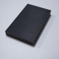 Boîte de téléphone/boîte de montre en fibre de carbone brillante 3K futuriste de nouvelle génération avec fermeture magnétique élite pour emballage de smartphone de luxe