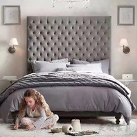 Lit double moderne et luxueux avec tissu hypoallergénique de haute qualité, style doux, cadre en bois, tête de lit haute, meubles de chambre à coucher