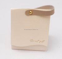 FAVORCRAFTS Boîtes cadeaux pliables réutilisables personnalisées avec poignée en cuir, en papier d'art portable pour mariages et fêtes nuptiales