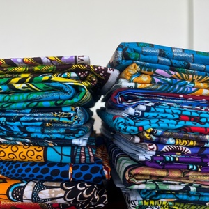 Tessuto Popeline 100% Cotone Organico 160gsm Morbido con Stampa Digitale di Personaggi dei Cartoni per Abiti da Donna e Coperte Batik per Bambini - Product Image 1