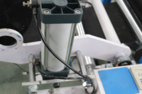 Machine de fabrication de bavoirs jetables non tissés à chargement automatique, à commande PLC haute vitesse, entraînée par un moteur, avec servomoteur et cylindre, certifiée CE
