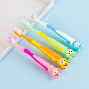 Tuke Kidsren's Cartoon Doll Design <span class=keywords><strong>Brosse</strong></span> <span class=keywords><strong>à</strong></span> <span class=keywords><strong>dents</strong></span> en nylon <span class=keywords><strong>à</strong></span> poils souples pour 3-6-9 ans <span class=keywords><strong>Bébé</strong></span> Garçon Fille Petite tête en plastique pour la maison - Product Image 1