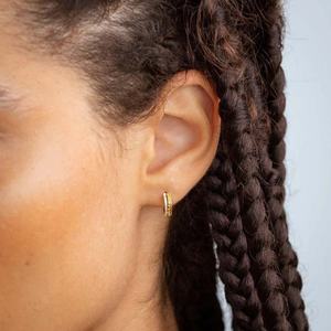 LOZRUNVE Boucles d'oreilles Huggie en argent 925 double rangée de zircons cubiques arc-en-ciel saphir plaqué or - Product Image 3